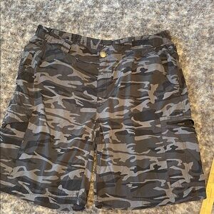 Columbia Men's Gray Camouflage Cargo Shorts